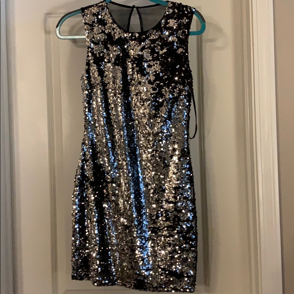 Stunning sequined dress! Sz small! NWT